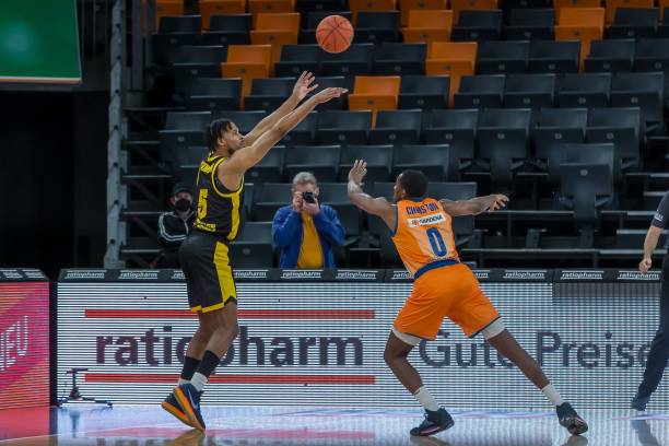 亚历克斯的 亚历克斯的